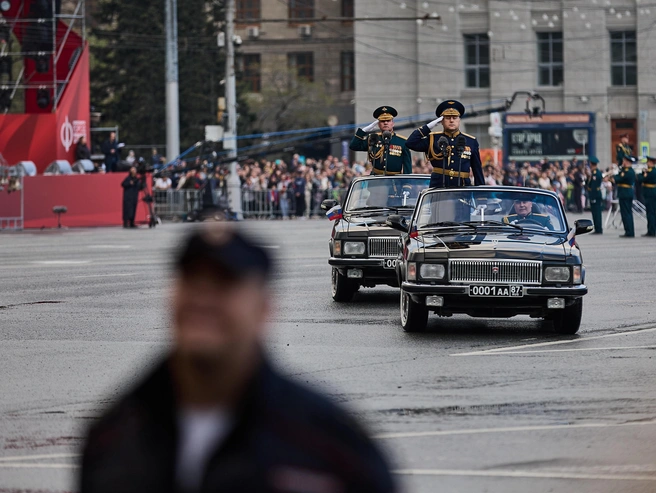 По улицам города проехали автомобили «Волга» и «Кабриолет» | Источник: Александр Ощепков / NGS.RU