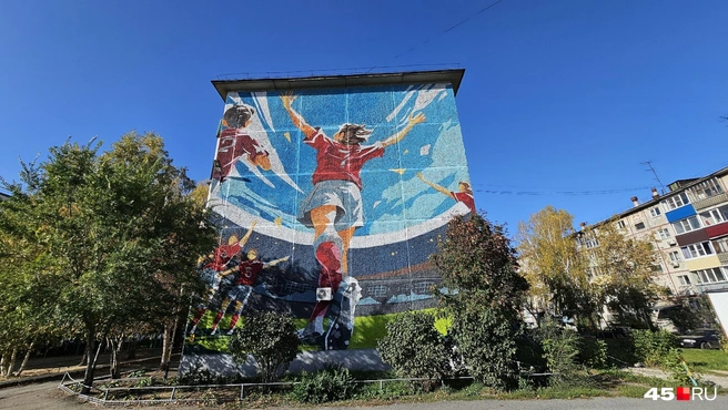 Мурал с юными футболистами на улице Невежина | Источник: Дарья Никитченко / 45.RU