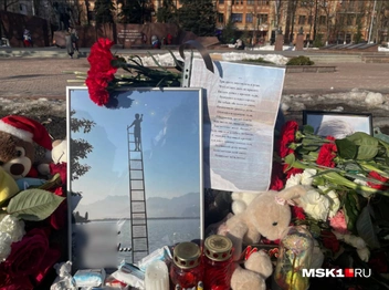 В центре Звенигорода появился стихийный мемориал погибшим детям | Источник: Вера Борисова / MSK1.RU