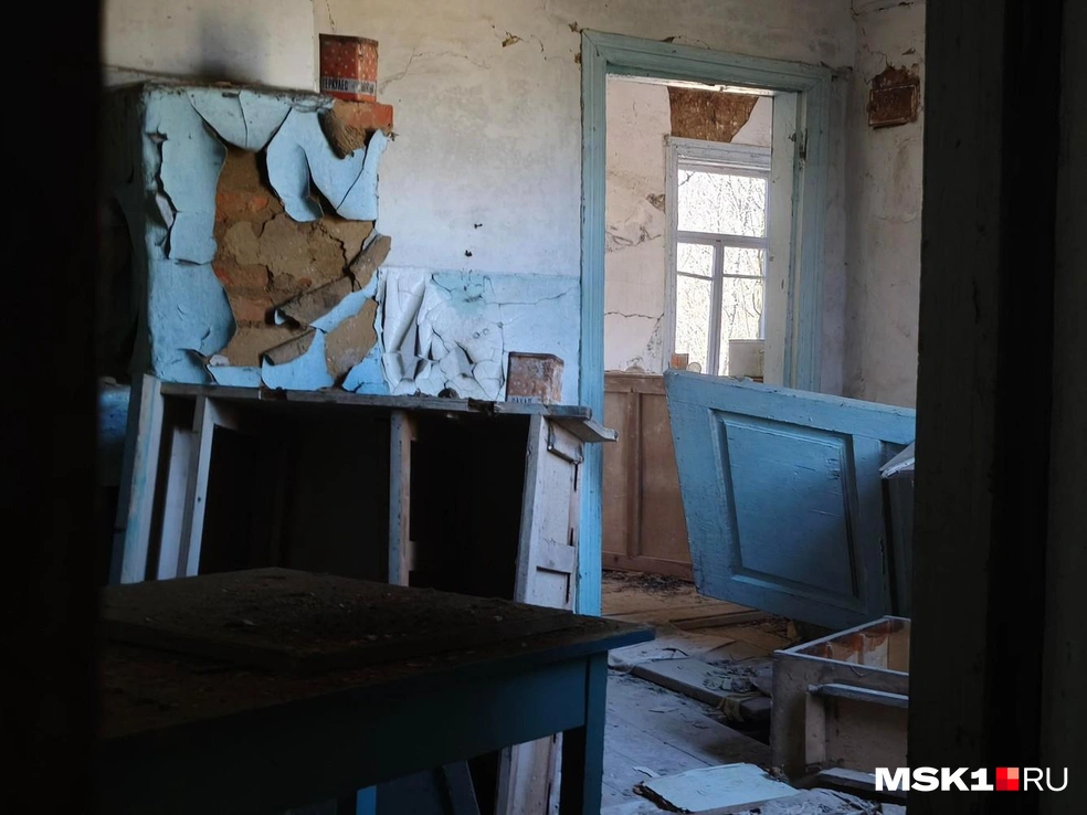 Облупленная печка и остатки мебели в подсобке | Источник: Михаил Мечев / MSK1.RU