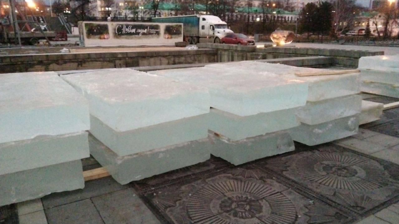 В Екатеринбург впервые привезут лед для городка из Ханты-Мансийска