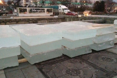 В Екатеринбург впервые привезут лед для городка из Ханты-Мансийска