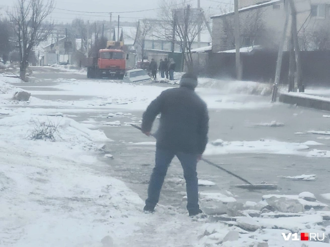 Попытка очистить лед — капля в море по борьбе с лужей | Источник: читатели V1.RU