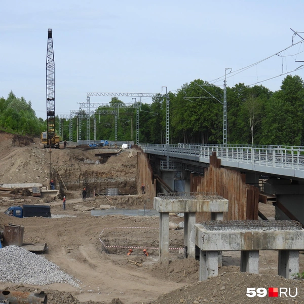 Новую переправу для поездов делают на месте снесённой и параллельно действующей | Источник: Кирилл Хафизов / 59.RU