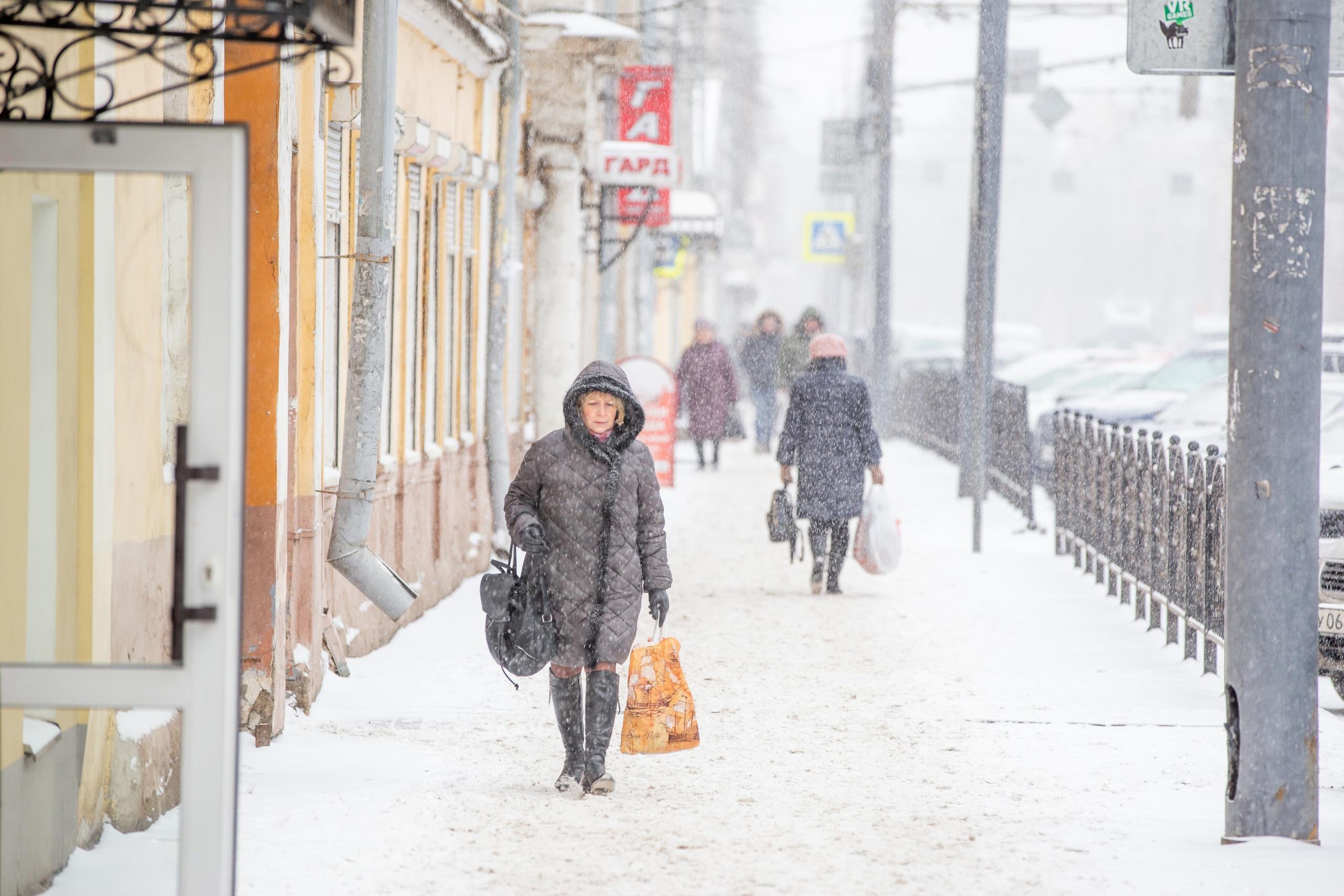 Снег в сильный мороз. Морозы в Ярославле. Сильный Мороз в городе. Зима. Морозы крепчают. Ветреная зима в городе.
