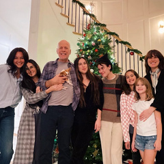 Жены рядом: Брюс Уиллис в ожидании Рождества проводит время с семьей