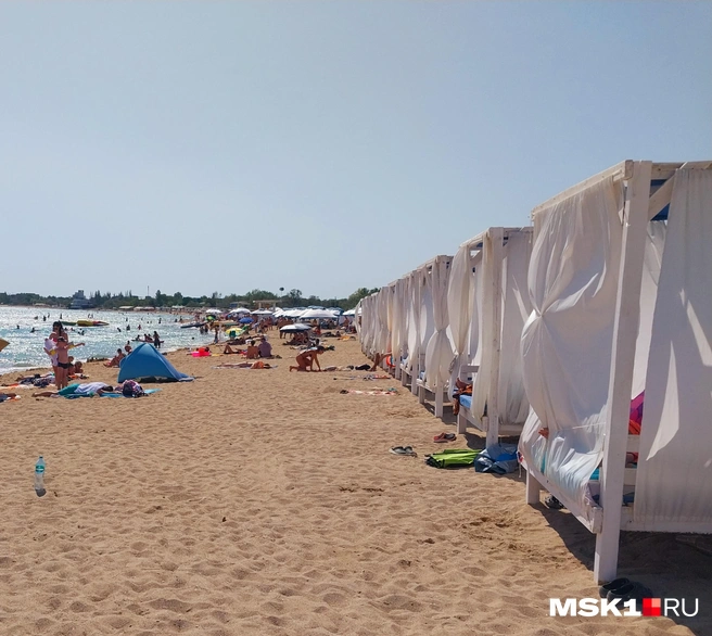 Самый «роскошный» пляжный отдых — индивидуальное «бунгало» на первой линии пляжа стоило летом в среднем 4–5 тысяч рублей в день | Источник: Александра Сотникова / MSK1.RU