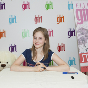 Юлия Липницкая на автограф-сессии с ELLE girl