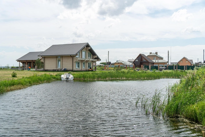 Река или другой водоем&nbsp;— существенный плюс, на который обращают внимание покупатели при выборе дома или участка под него | Источник: Александр Ощепков / NGS.RU