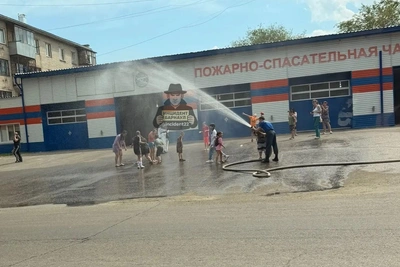 Пожарные устроили детям водный душ в Барнауле