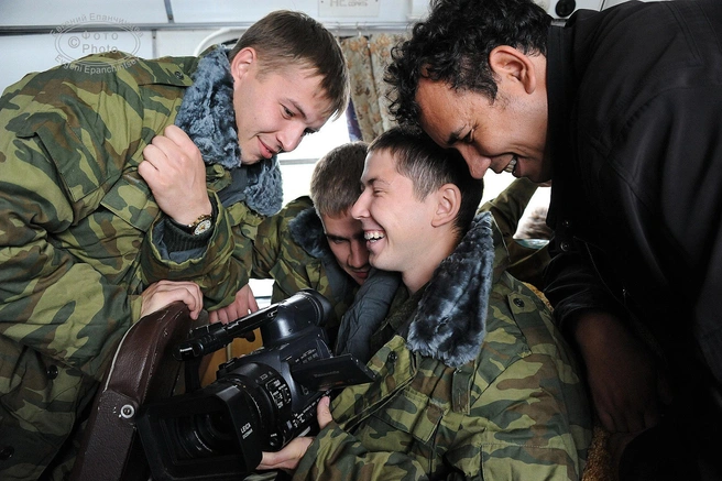 Журналист ГТРК Владимир Ляшенко показывает результаты съёмки | Источник: Евгений Епанчинцев