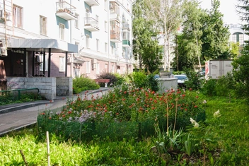 Часть двора превратили в парковку, но остались и большие клумбы | Источник: Тимофей Калмаков / 59.RU