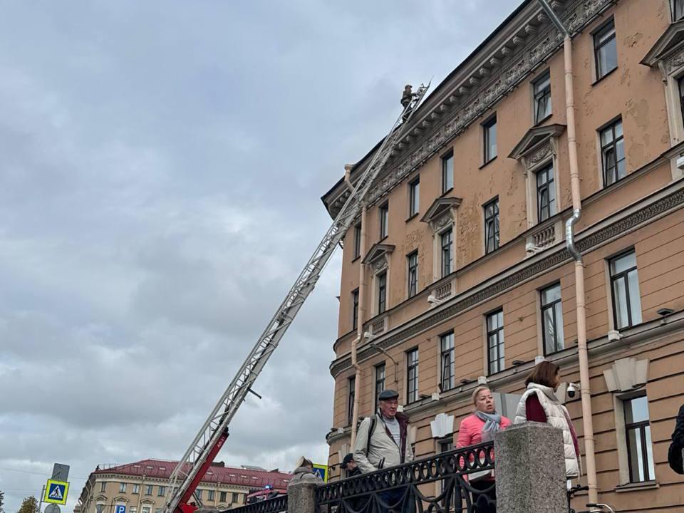 Пожарные проверяли крышу на Мойке