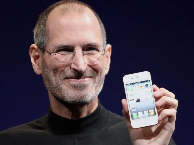 Стив Джобс демонстрирует iPhone 4 на Всемирной конференции для разработчиков 2010 года. | Источник: Мэттью Йохе / wikipedia / CC BY-SA 3.0