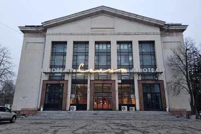 Уникальная советская вывеска в Волгограде вновь освещена