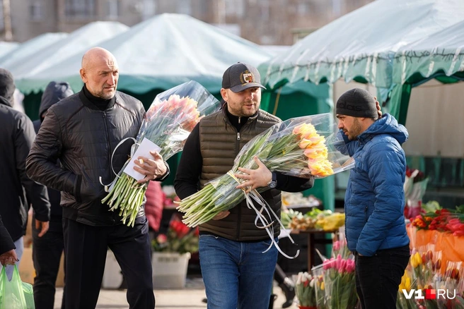 Мужчины с утра спешат за букетами | Источник: Алексей Волхонский