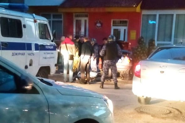 В соцсетях опубликовали видео, на котором в Перми задерживают людей с оружием. Что произошло? | Источник: «Жесть | Пермь» / Telegram