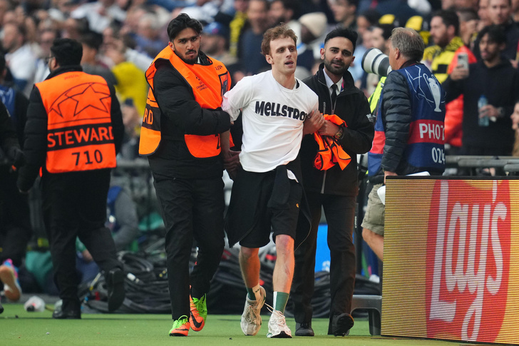 Фанаты Мелстроя выбежали на поле в финале Лиги чемпионов: кто получит 30 миллионов