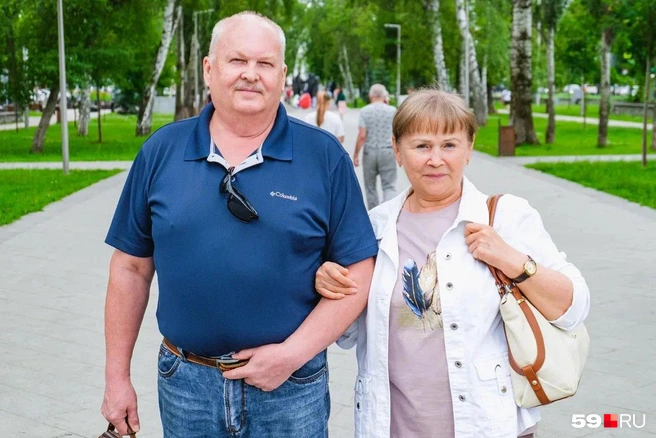 Андрей с супругой. Мужчина любит старые названия улиц и площадей | Источник: Тимофей Калмаков / 59.RU 