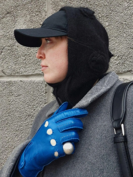 Яркие перчатки разбавят спокойный образ | Источник: «На модных щах» / Telegram