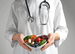 Есть в любом холодильнике: какие продукты снижают риск инсульта (а от каких стоит отказаться)