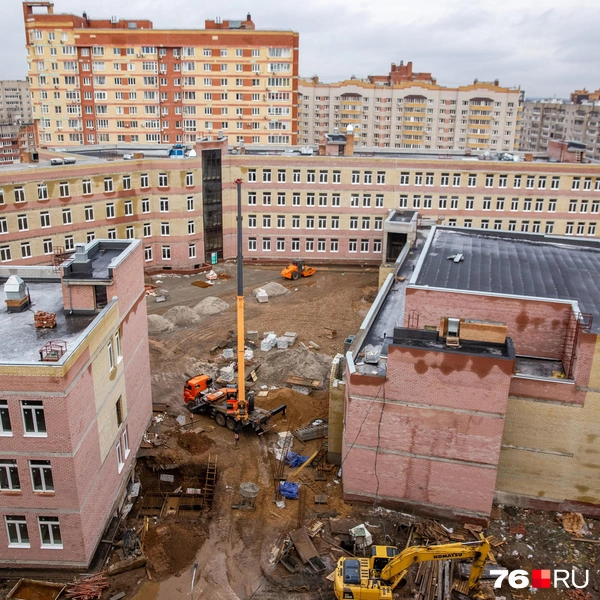 В первом корпусе будет располагаться образовательный блок, во втором — спортивно оздоровительный центр с бассейном | Источник: Кирилл Поверинов / 76.RU