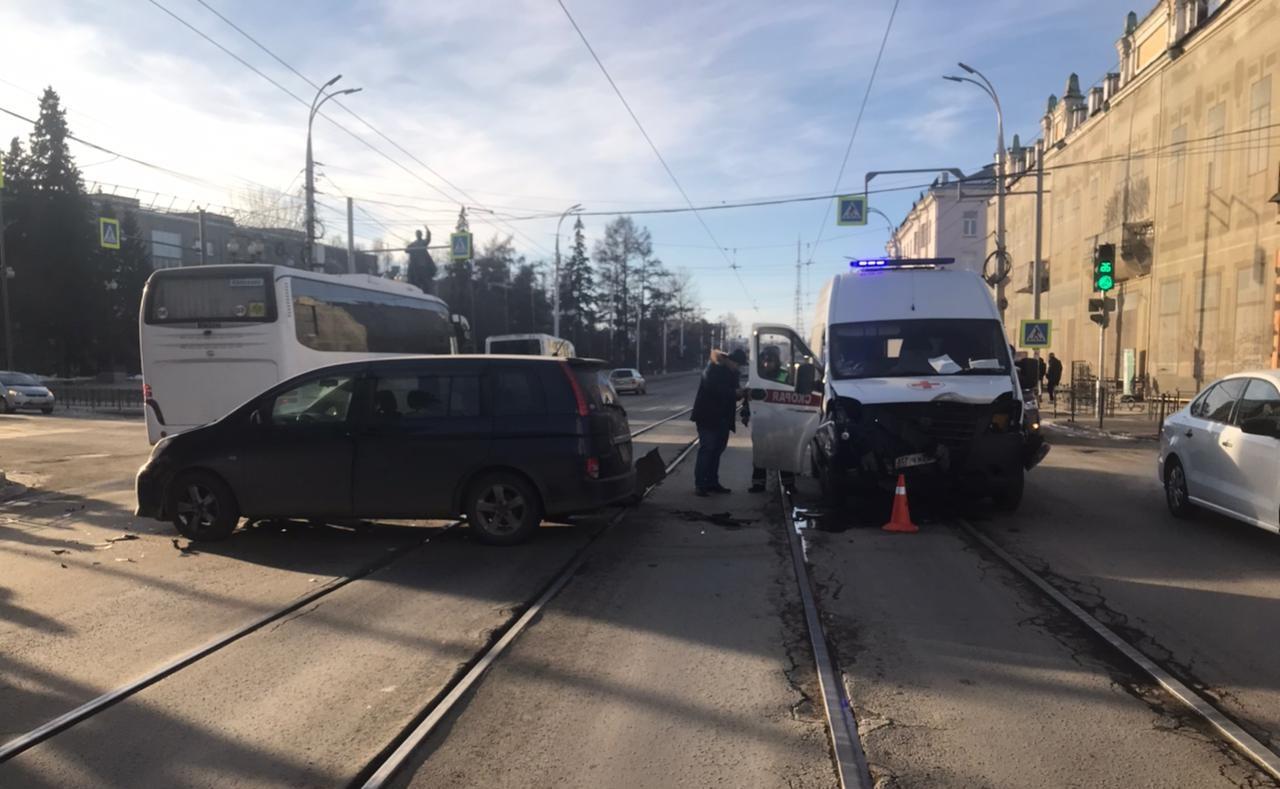 В центре Иркутска легковушка врезалась в скорую, 25 ноября 2022 г. - 25  ноября 2022 - ИРСИТИ.ру