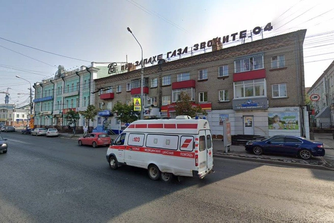 Вывеску сняли в преддверии ремонта крыши дома | Источник: Google Карты