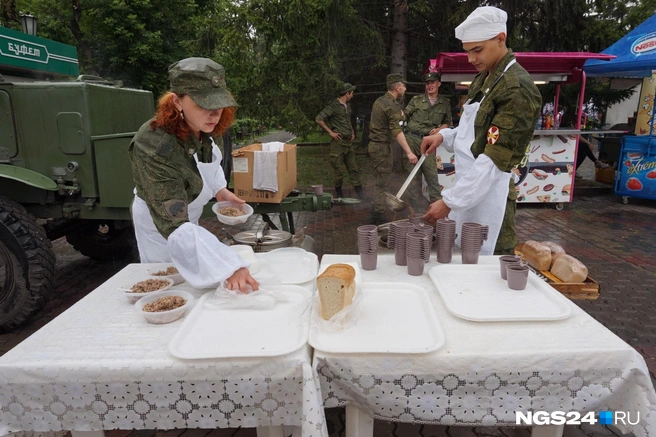 Гостям уже раздали больше 300 тарелок каши