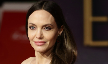 «Куда смотрят стилисты?»: Анджелину Джоли высмеяли за наращенные волосы