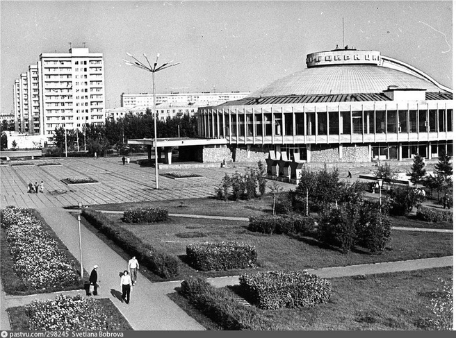Сквер возле цирка, 1975-1980 | Источник: pastvu.com