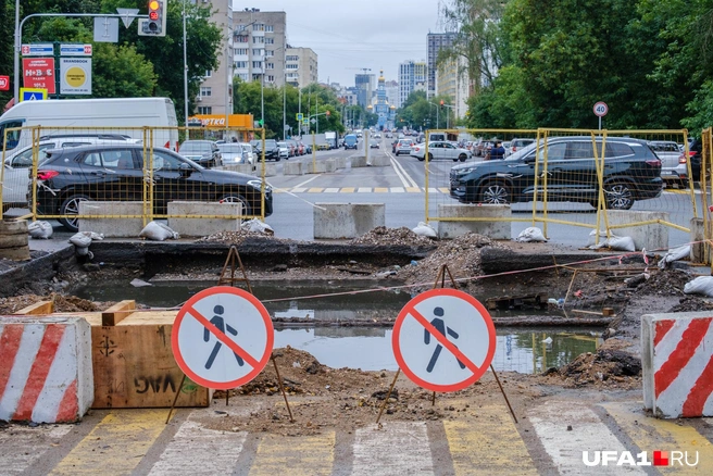 На улице Кирова почти всё лето перекопано дорожное полотно | Источник: Булат Салихов / UFA1.RU