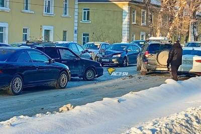 Шесть машин столкнулись на улице Бориса Богаткова в Новосибирске