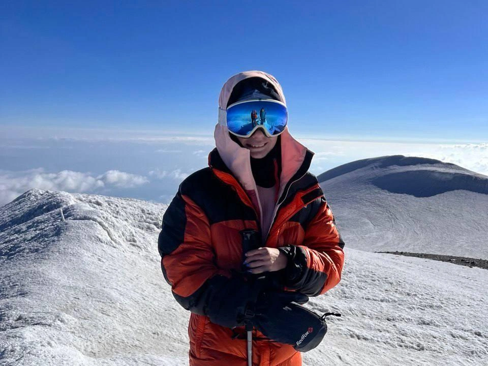 За плечами у хрупкой красавицы — уже две горные вершины | Источник: Олеся Шергина