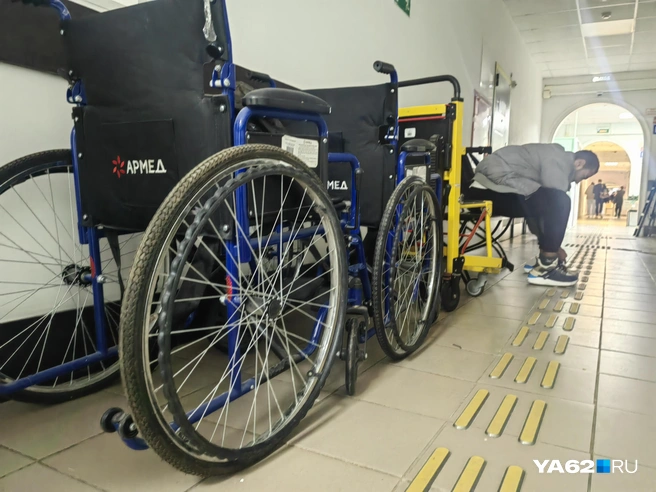 Возле ресурсного центра стоят коляски, которыми могут воспользоваться ученики | Источник: Кристина Мельникова / YA62.RU