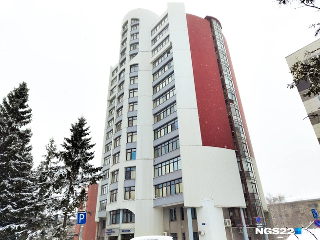Дом на улице Молодежной, 3б, был построен в 2004 году. В нём один подъезд и всего 52 квартиры | Источник: Полина Шевчукова / NGS2.RU