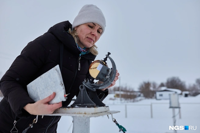 Гелиограф фиксирует продолжительность солнечного сияния. Это большая сферическая линза, сквозь которую проходит солнечный луч и выжигает линию на бумажной ленте. Выглядит он будто магический прибор из фильмов о Гарри Поттере: загадочно и даже волшебно. Однажды, говорят метеорологи, его с площадки даже украли | Источник: Александр Ощепков / NGS.RU
