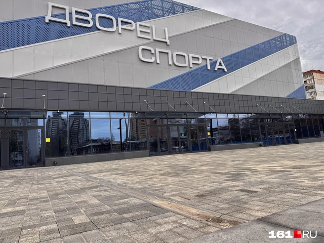 Водосточный желоб упирается в плитку | Источник: Ирина Бабичева / 161.RU