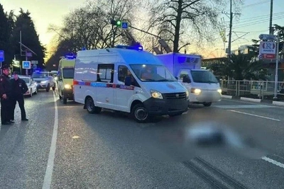 В Сочи грузовик сбил двух пенсионеров на переходе