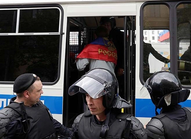 Сотрудник ОМОН пострадал на акции в центре Москвы | ya62.ru