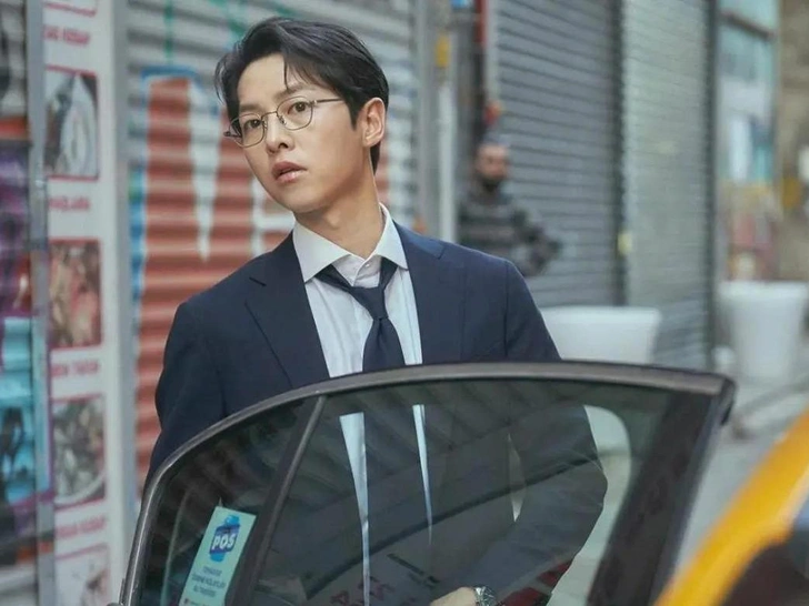 Сон Джун Ки в роли Юн Хён У/Чжин До Джуна | Источник: Кадр из дорамы «Младший сын семьи чеболя»