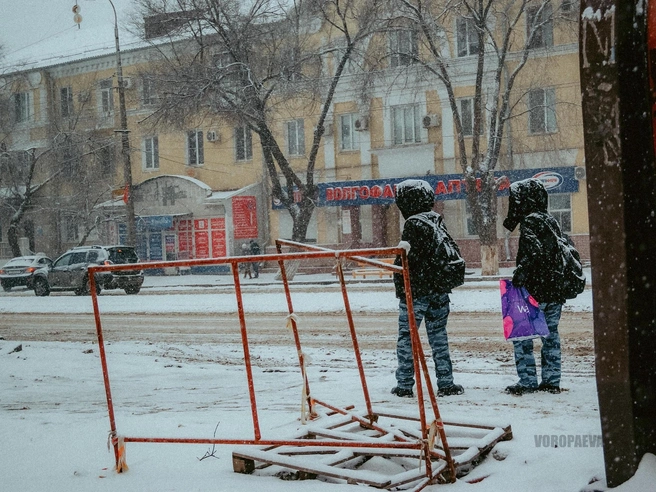 Снег настигает пешеходов независимо от их скорости. | Источник: Юлия Воропаева
