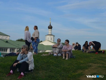 Рязанцы расположились на кремлевском валу, чтобы быть поближе к колокольному звону | Источник: Кристина Мельникова / YA62.RU