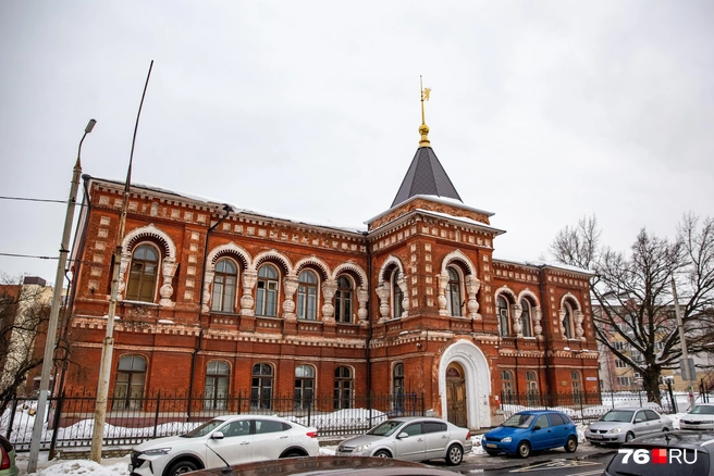 В 2023 году идет ремонт кровли | Источник: Кирилл Поверинов / 76.RU