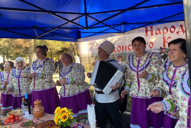 В Ростовской области показали многонациональные традиции: костюмы, кухню и развернули 234-метровый рушник | Источник: Пресс-служба губернатора Ростовской области