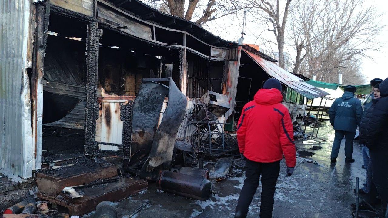 «Мы остались без штанов». В Тольятти сгорели павильоны одежды на рынке «Детский мир» — фото и видео