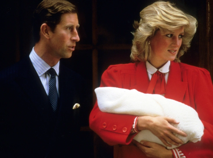 Чарльз, Диана и их второй сын Гарри у крыла Линдо, 17 сентября 1984 года