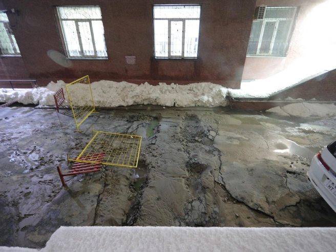 Дефект на теплосети диаметром 300 мм на Якушева | Источник: Андрей Бортко / NGS.RU