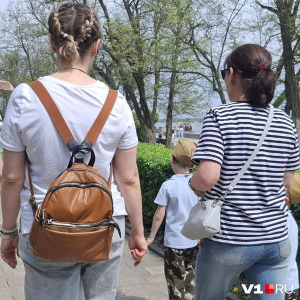 У прилавков большой ярмарки было тесно даже без рюкзаков | Источник: Тимофей Крылов / V1.RU