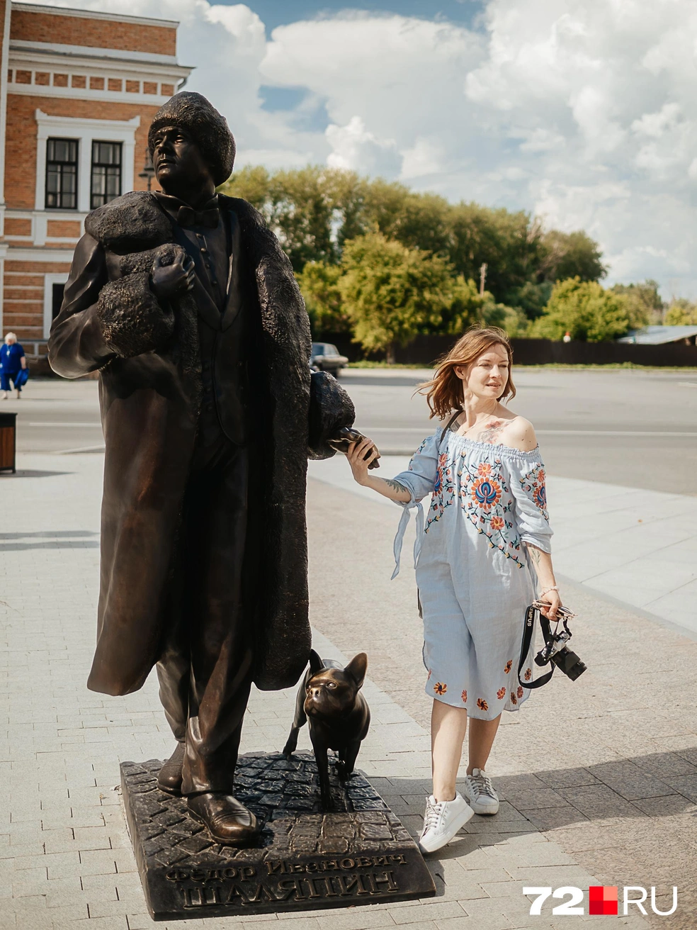 Шаляпин прогуливается возле Пассажа. Великий и забронзовевший. С собачкой своей | Источник: Екатерина Литкевич